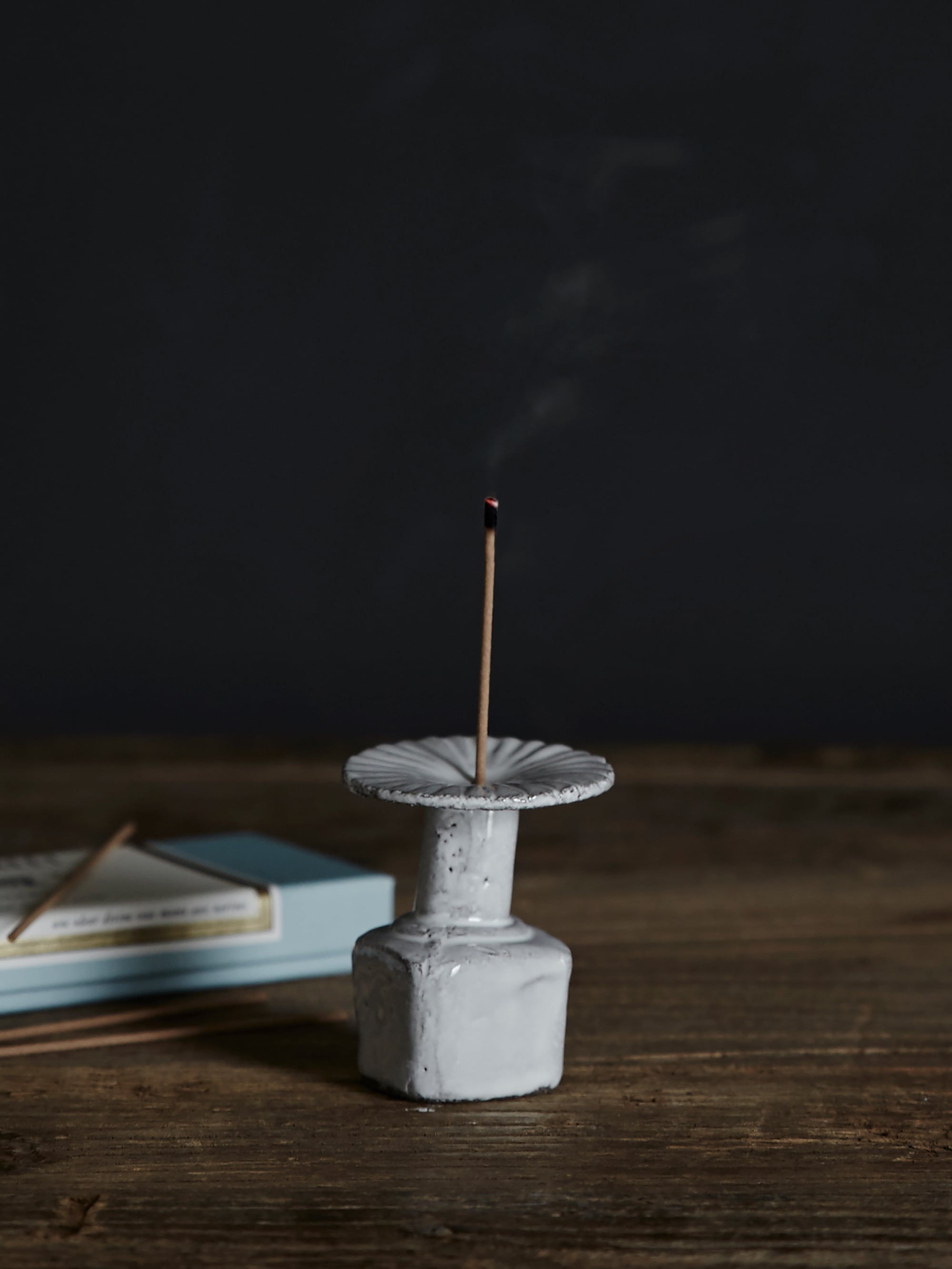 15595 D210211e14 Encmrg1 Marguerite Incense Holder Portrait
