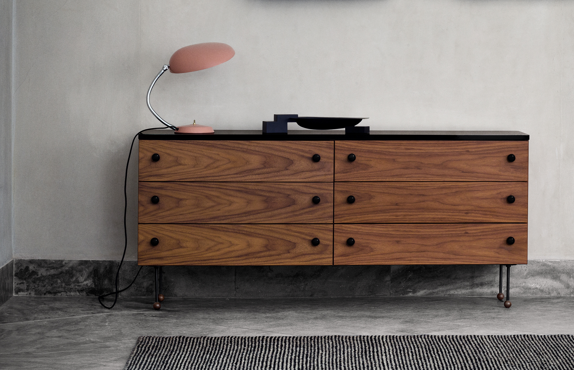 16794 D524de549b Grossman Dresser 6 Walnut Black Cobra Table Lamp Vintage Red Dedal Bookshelves Black Gubi Chair Portrait