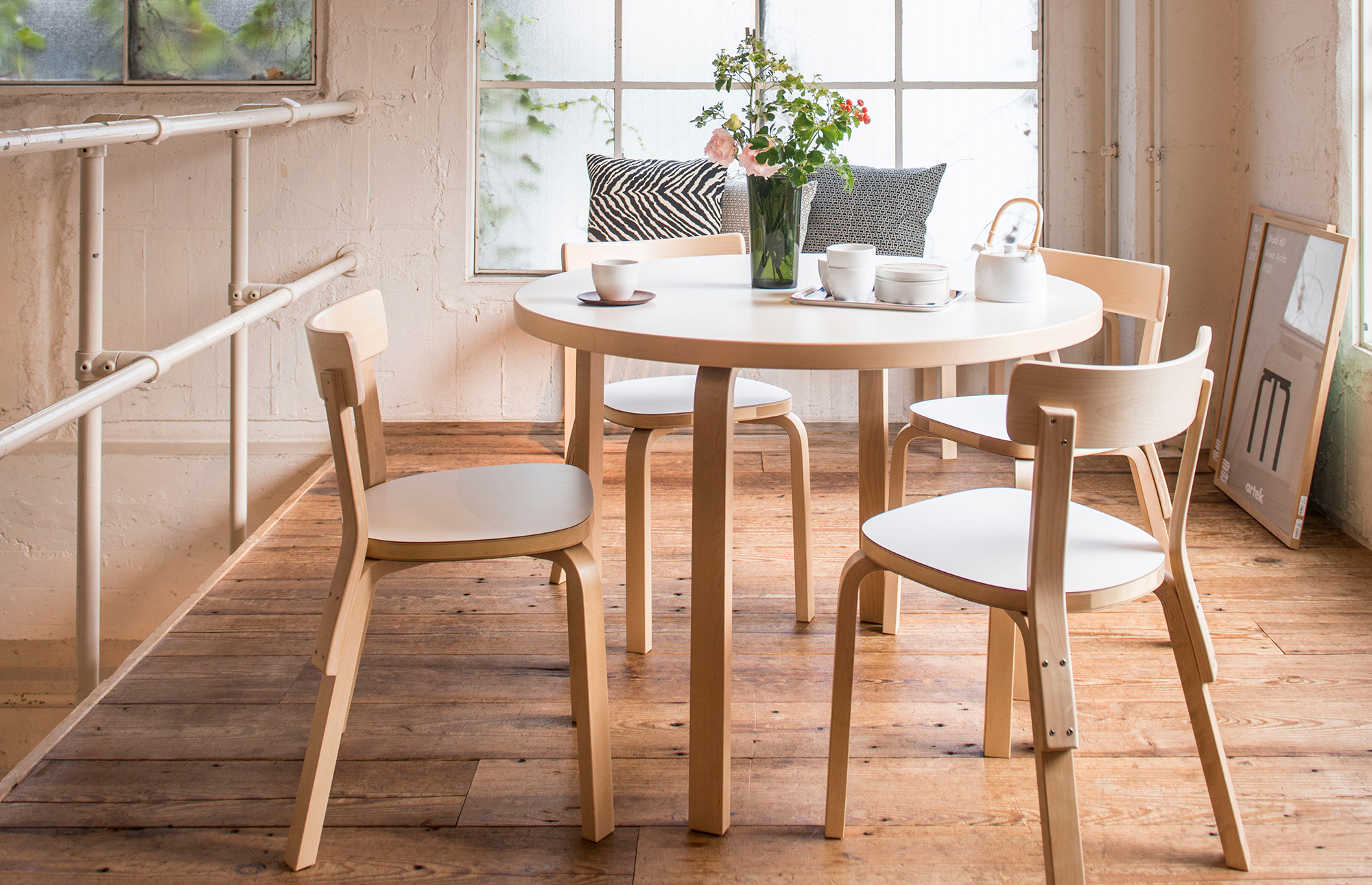 30932 Ecf9337808 1835359 Aalto Table 90a Chair 69 Pendant Light A330s Golden Bell Master112093 Portrait