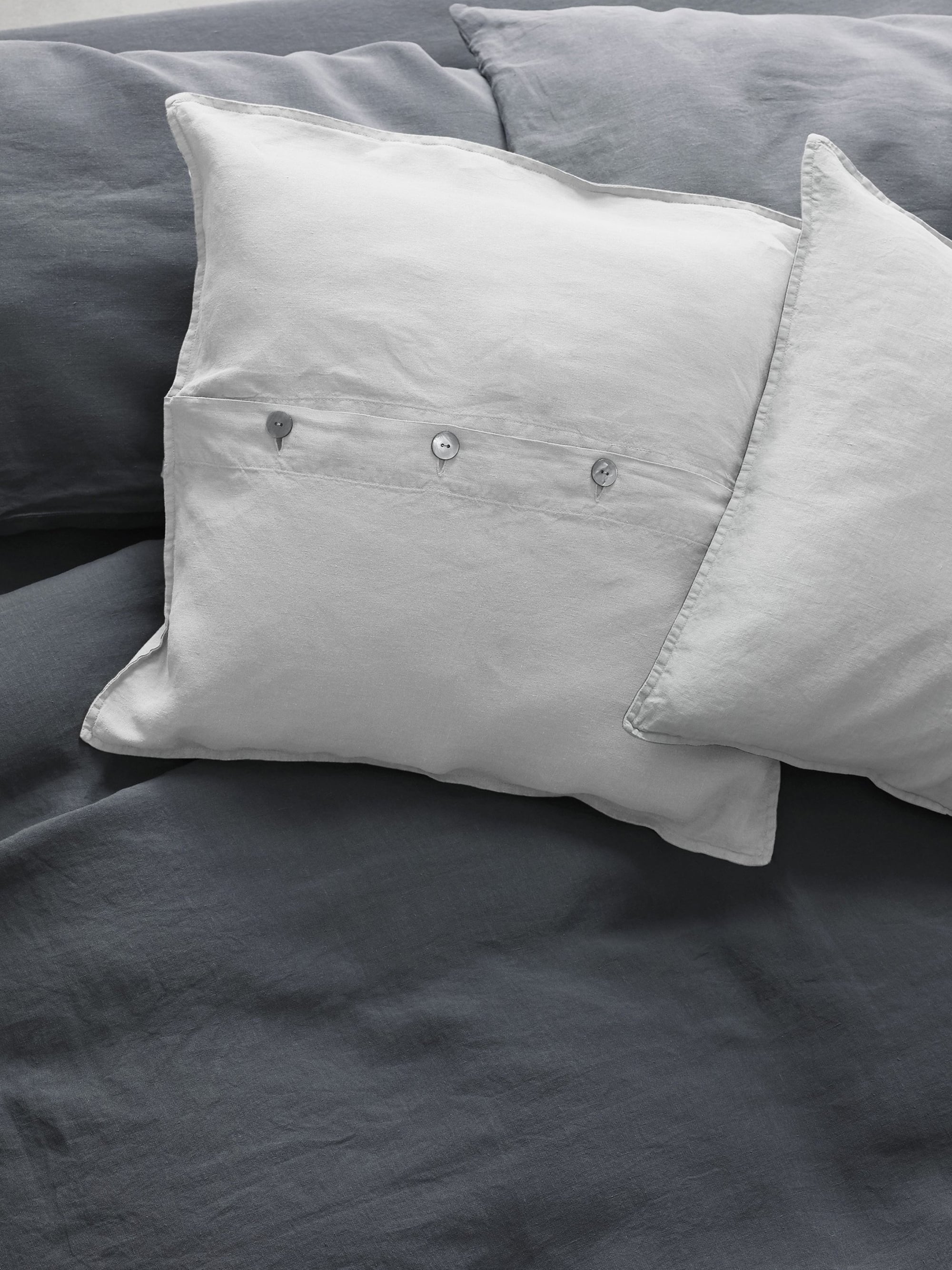 32346 97f1c767ee Bianco Cushsions Society Limonta Rem Cuscini Letto Bianco Lino 01 59c328f8 120d 43c3 Bcb3 9a00499f8c0d 2000x Portrait