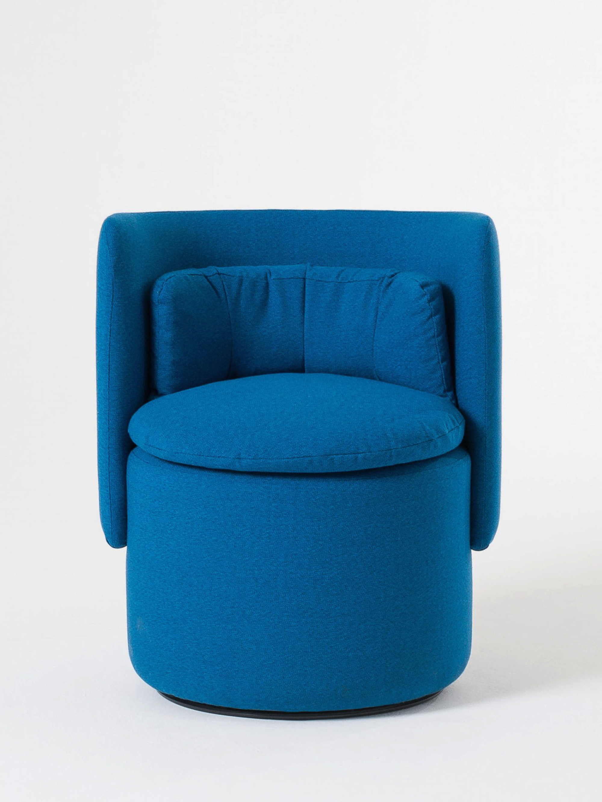 37980 276a46cc00 29994 315b725331 Group Armchair By Philippe Malouin For Scp 1 Zoom Zoom Original Portrait