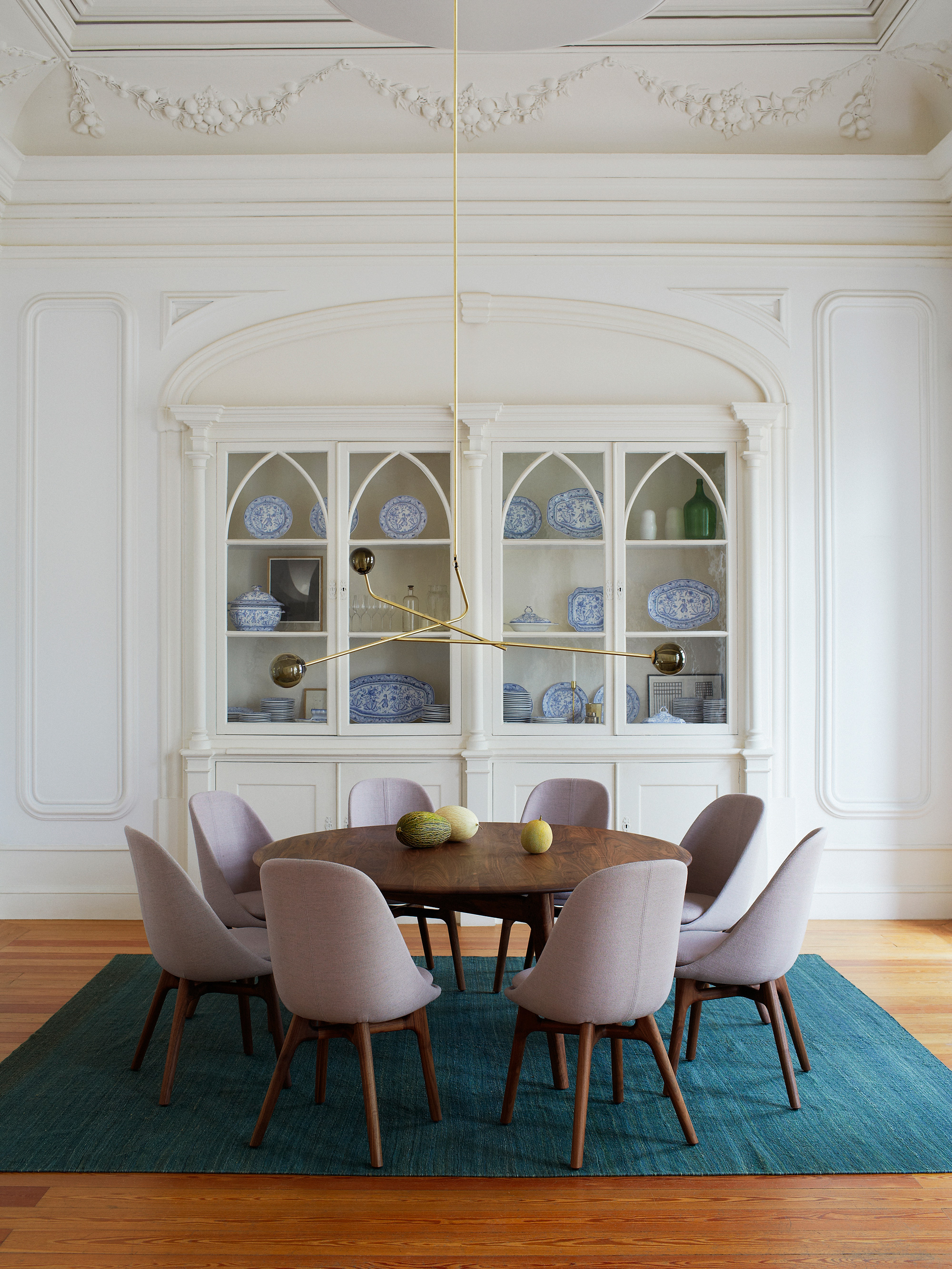 40811 35a2117442 Solo Round Table And Solo Dining Chair And Lattice Light By Neriandhu Photo By Yuki Sugiura Portrait