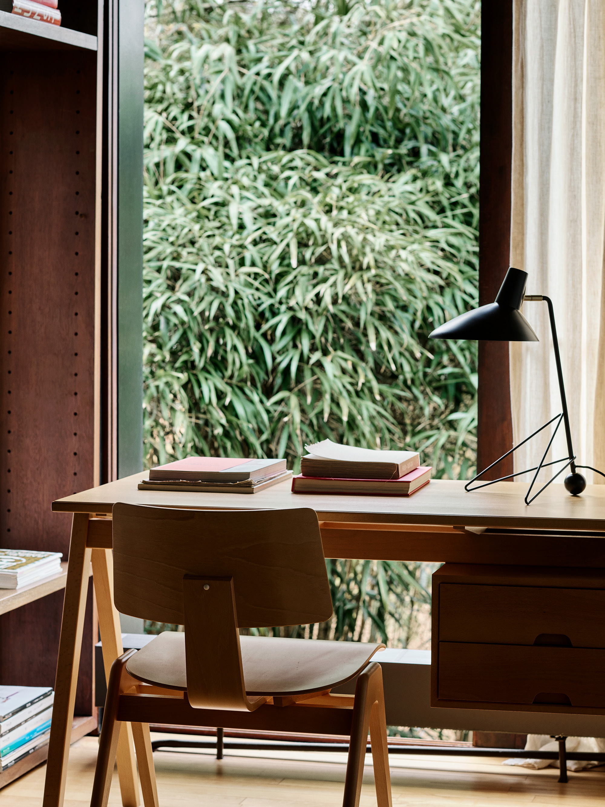 55315 47c97affed Daystak Desk Rd3 Daystak Side Chair Rd1 Tripod Hm9 Detail119485 Portrait