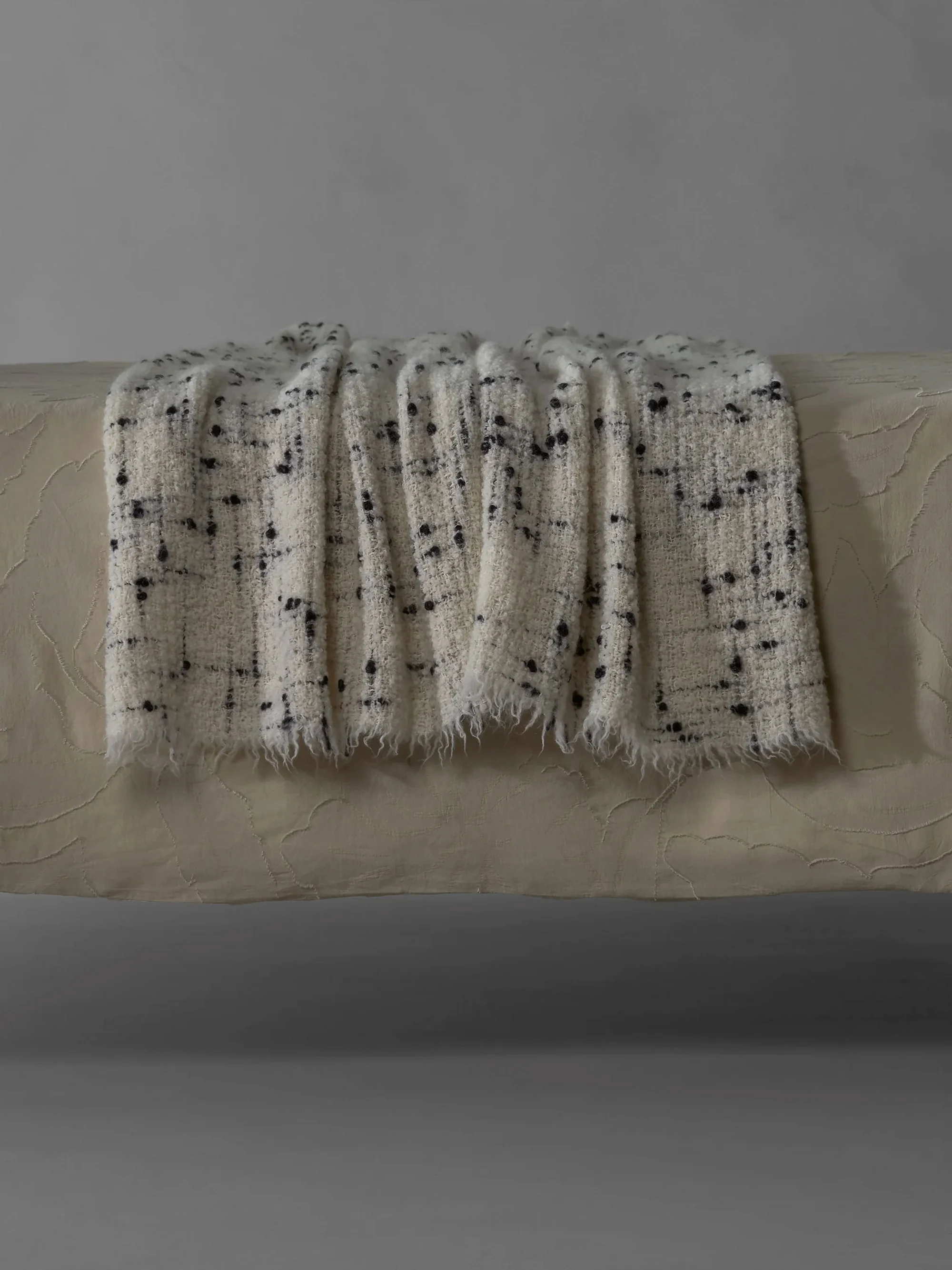 55431 1879070288 Society Peg Throw Bianco 2 Portrait