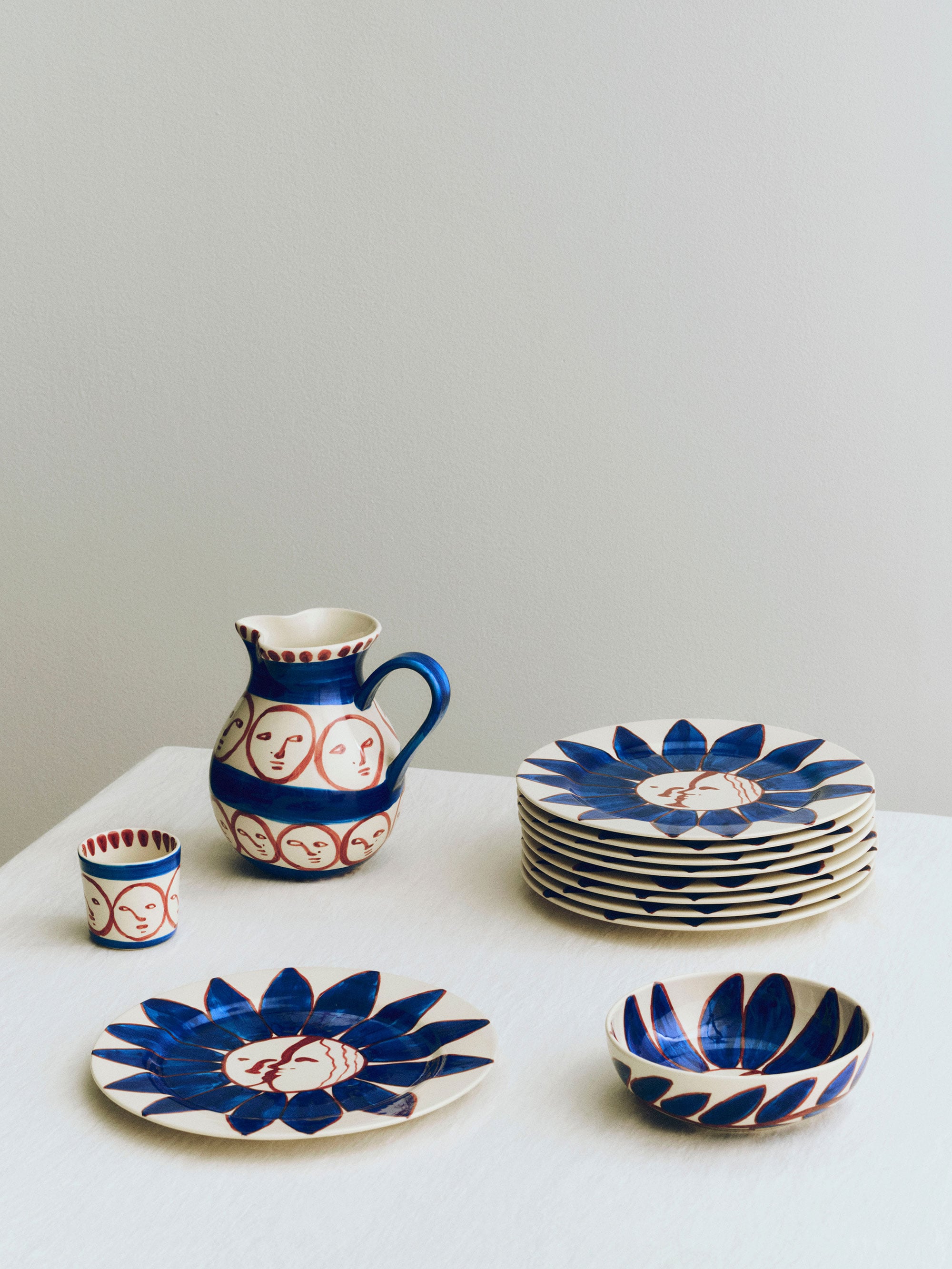 58595 64b179b44e La Pittura Bowl Deep Blue Flower La Pittura Plate Deep Blue Flower La Pittura Cup La Faccia La Pittura Jug La Faccia 02 Portrait