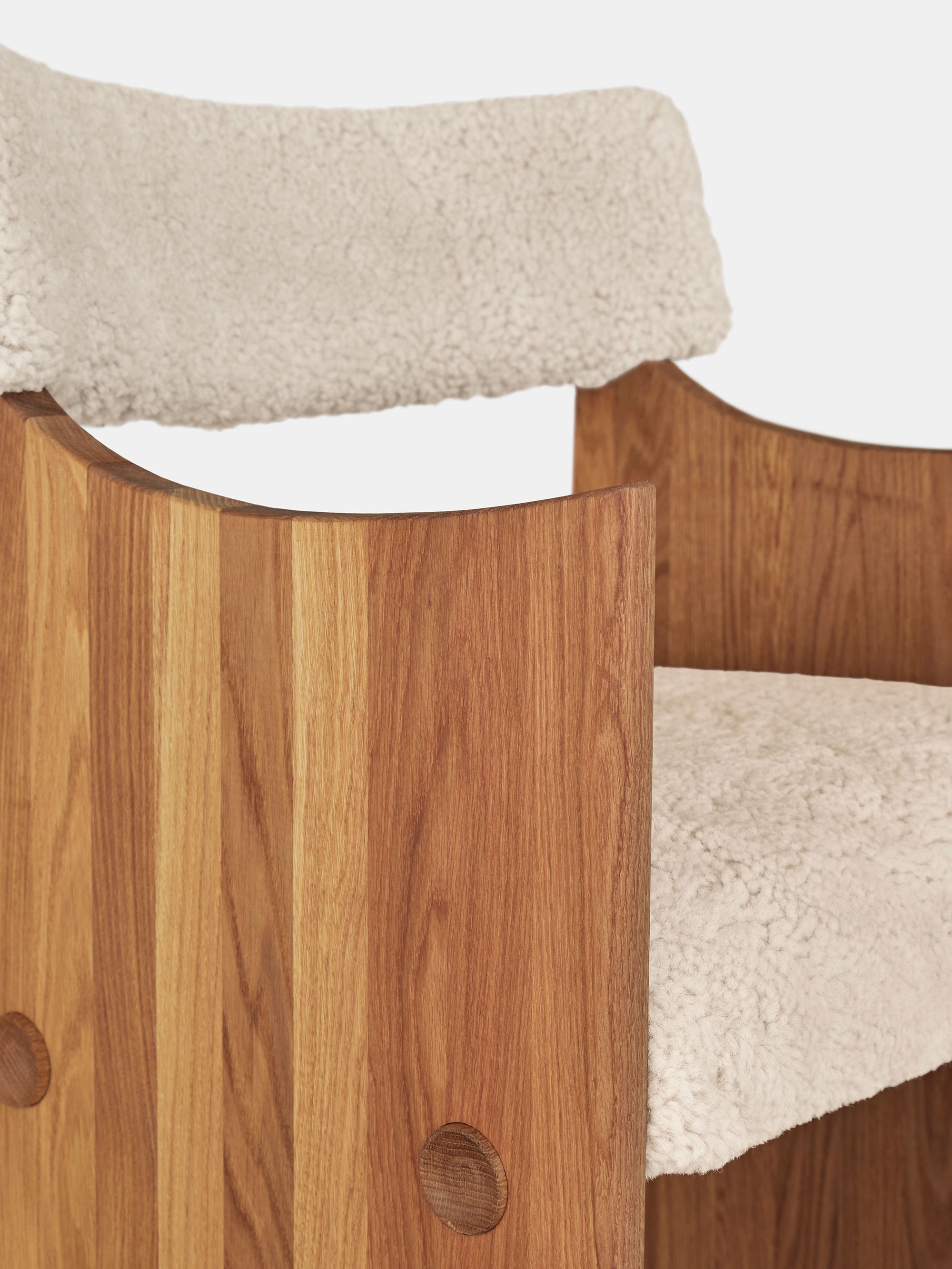 59717 B822c41018 Axel Chair Sheepskin Moonlight Oak Portrait