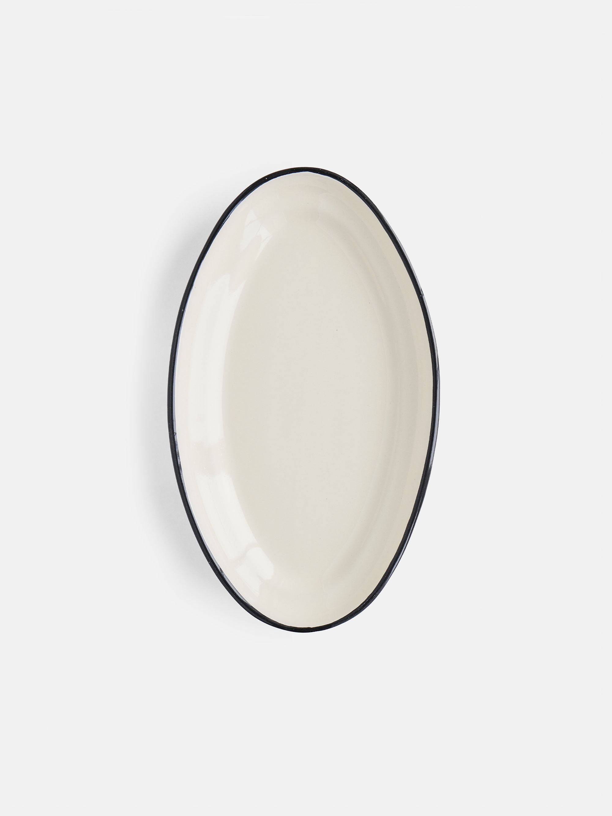 60640 4247e325ba 59894 2583809229 Artilleriet Ateliers The Line Oval Plate Medium Black Border 1 Original Portrait